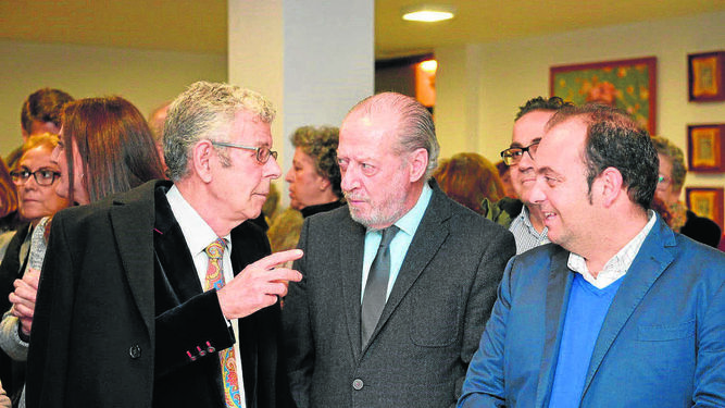 Fausto Velázquez, con el presidente de la Diputación y el alcalde de la Algaba.