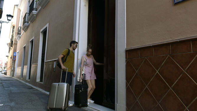 Dos turistas acceden a una vivienda turística en el centro de la ciudad.