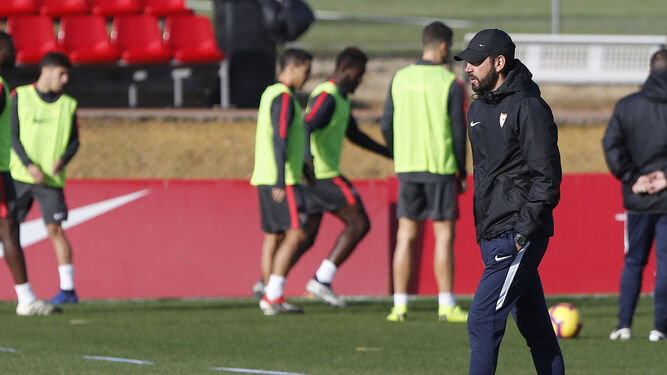 Pablo Machín durante el entrenamiento del Sevilla FC de este miércoles.