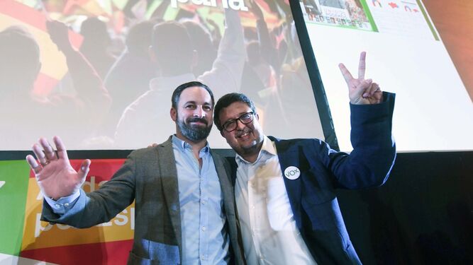 Santiago Abascal, con el candidato andaluz de Vox, Francisco Serrano.