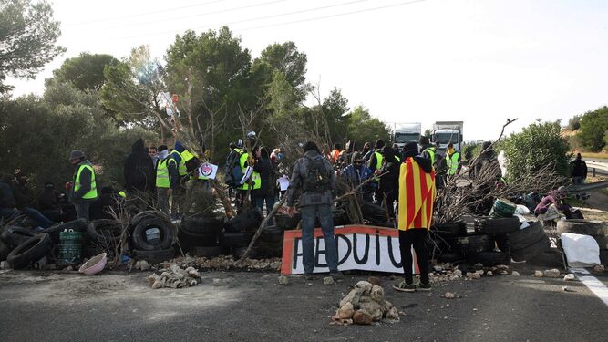 Corte de tráfico organizado por los Comités de Defensa de la República (CDR ) en la AP-7  a su paso por L'Ampolla (Tarragona) el pasado 8 de didiembre.