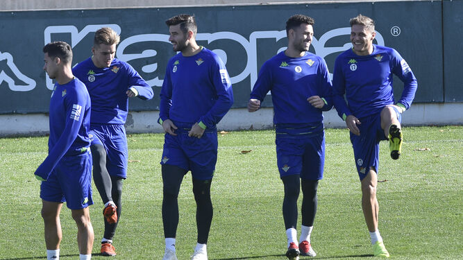Lo Celso, Barragán, Sanabria y Joaquín bromean en el entrenamiento matinal de ayer en la ciudad deportiva.