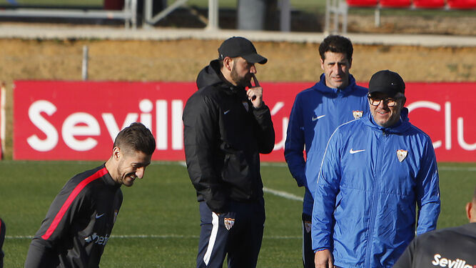 Pablo Machín dialoga con Jordi Balcells ante Jordi Guerrero en el entrenamiento de hoy.
