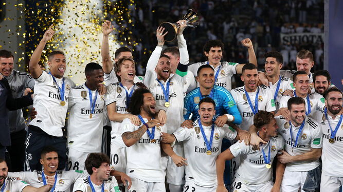 Sergio Ramos levanta el trofeo junto a sus compañeros.