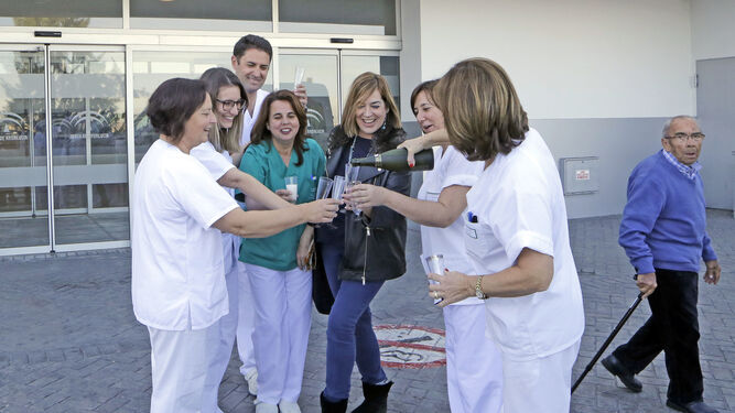 Los trabajadores celebran el segundo premio a las puertas del Hospital