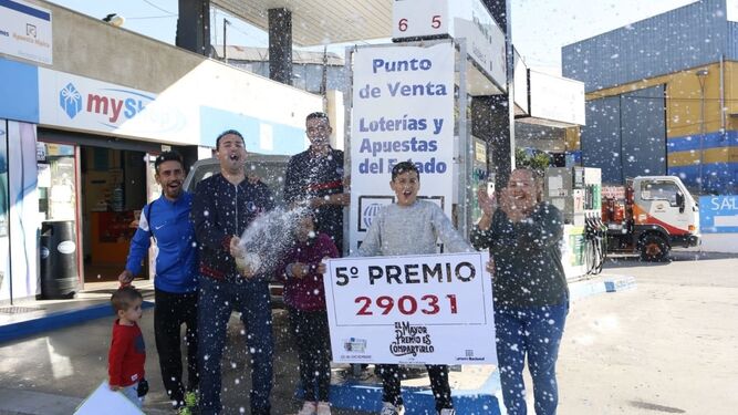 Los vendedores del quinto premio agraciado con el número 29031 en la gasolinera malagueña de Tamoil.