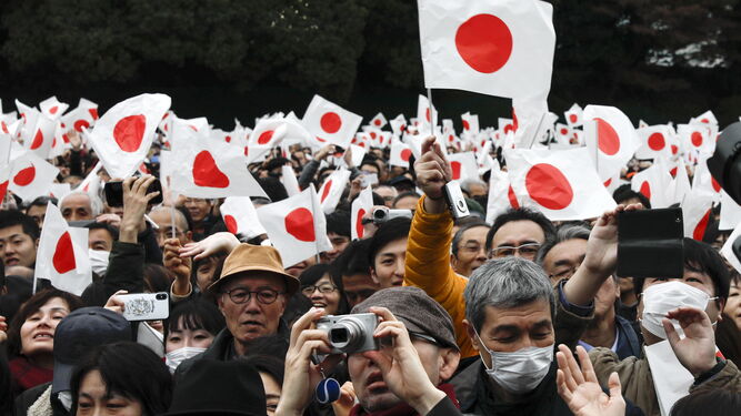 Japoneses celebrando el cumpleaños de Akihito