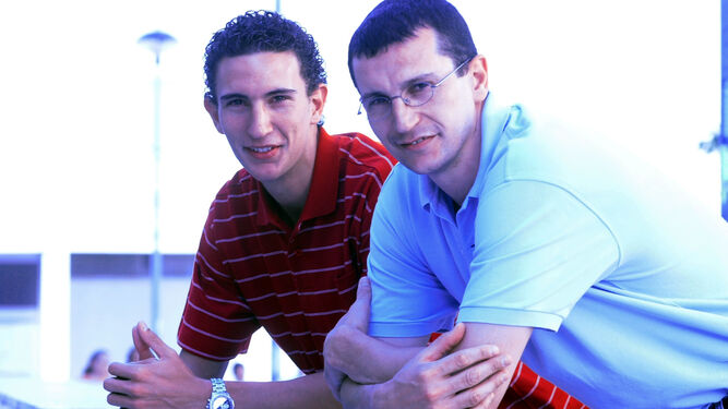 Víctor Pérez y su hermano Raúl, posan en una foto de archivo de 2002.