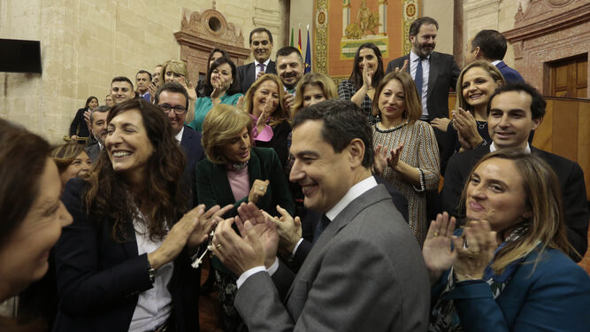 Juanma Moreno, rodeado de su grupo parlamentario.