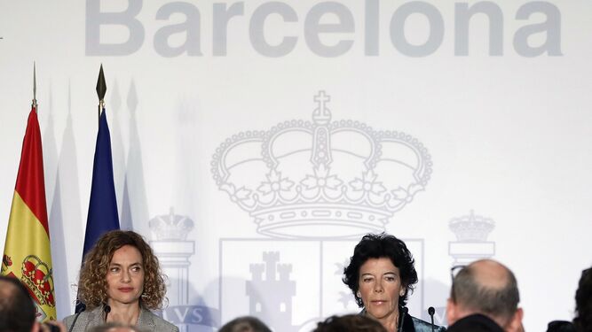 La ministra  de Administraciones Territoriales, Meritxell Batet,  y la  portavoz del Gobierno, Isabel Celaá (d), en rueda de prensa  tras el Consejo  de Ministros  celebrado en Barcelona el pasado día 21.