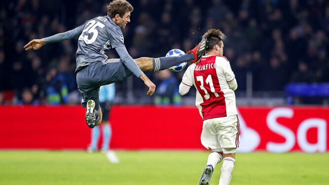 Tagliafico recibe esta espectacular patada de Müller en un duelo de la Liga de Campeones.