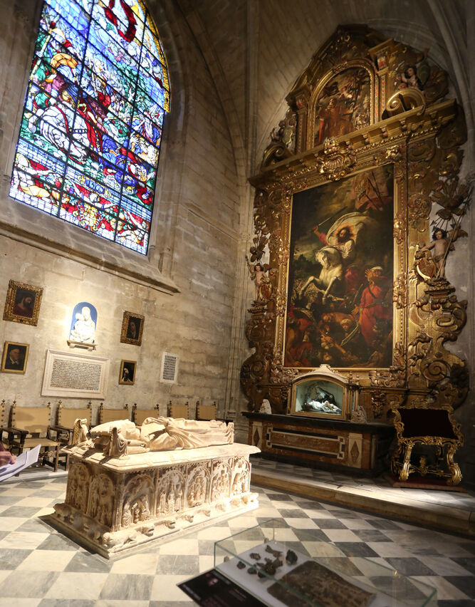 La Capilla de Santiago, con el sepulcro del arzobispo Gonzalo de Mena en su centro.