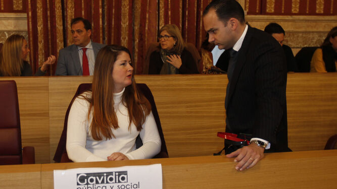 Los ediles Rafael Belmonte (PP) y Susana Serrano (Participa) en el pleno de este viernes.