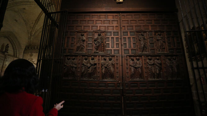 Recientemente se han iluminado estas puertas con relieves de Duque Cornejo (siglo XVIII) que próximamente serán limpiados para que luzcan en todo su esplendor.