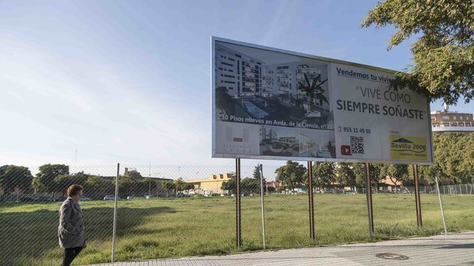 Una parcela, situada en Sevilla Este, donde se anuncia una promoción de viviendas.