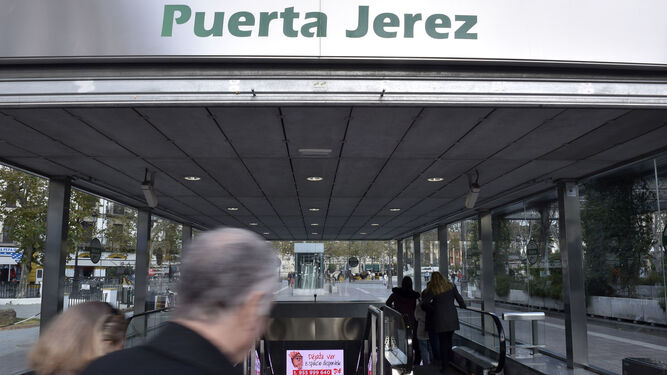 La entrada a la estación de Metro de la Puerta de Jerez.
