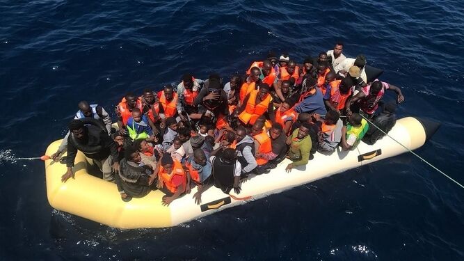 Inmigrantes a bordo de una patera  rescatada en aguas de Alborán.