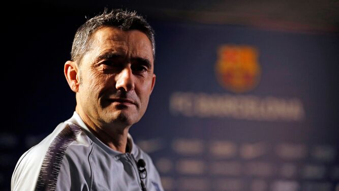 Ernesto Valverde posa antes de la entrevista realizada por Barça TV.
