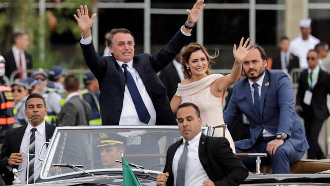 Bolsonaro,  junto a su esposa Michele, parte hacia el Congreso para asumir la Presidencia de Brasil.