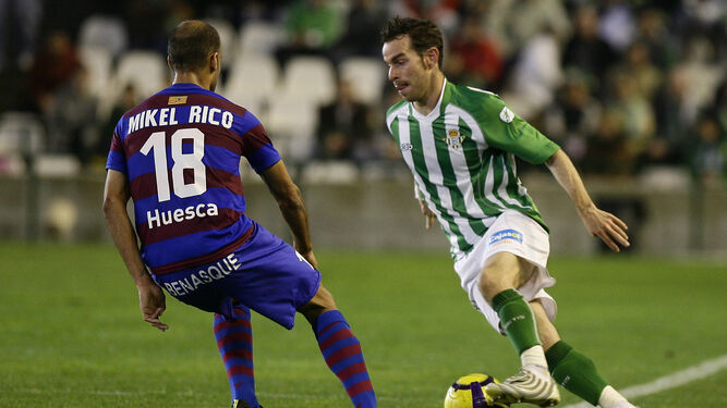 Fernando Vega, en un lance ante Mikel Rico en un Betis-Huesca.