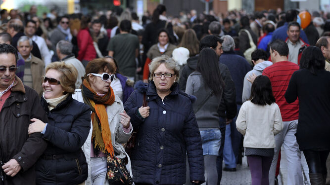 Una de las calles comerciales del centro de Sevilla, atestada de personas.