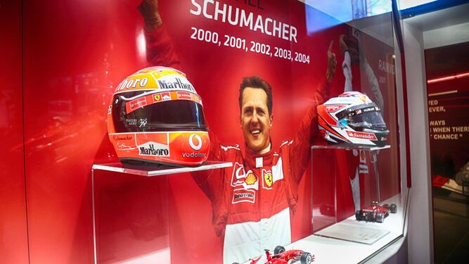 Dos cascos de Michael Schumacher, en la muestra.