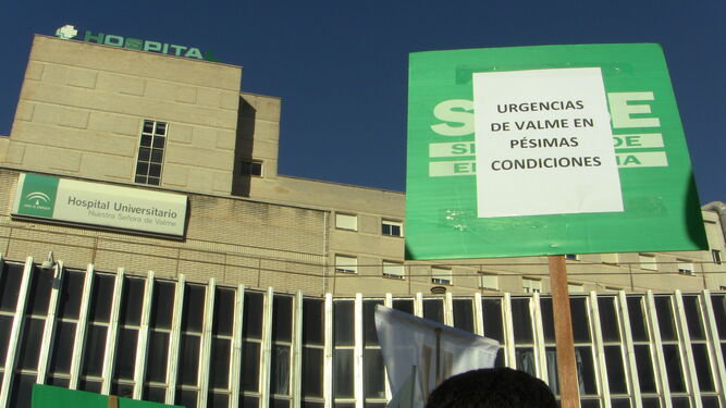 Delegados del Satse durante una protesta en el Hospital de Valme.