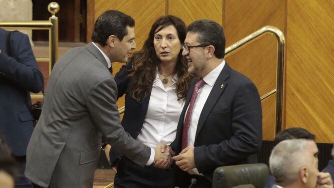 Juanma Moreno saluda a Francisco Serrano en el Parlamento.