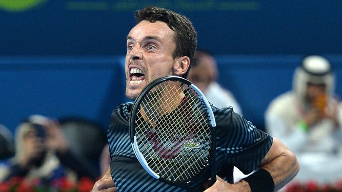 Roberto Bautista festeja con vehemencia su victoria sobre el número uno mundial, Novak Djokovic.