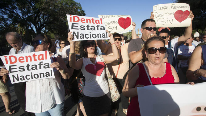 Afectados por Idental en una protesta en Sevilla poco después del cierre sin previo aviso de la sede en Nervión.