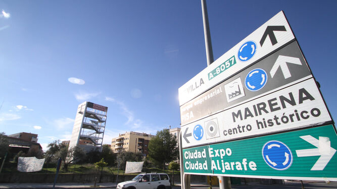 Conjunto de señales a la entrada de Mairena del Aljarafe, uno de los municipios que más ha crecido.