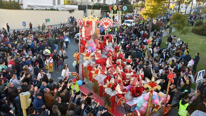 La alegría desborda las calles de Tomares en la tarde de la cabalgata de Reyes.