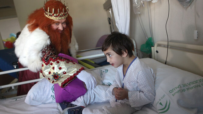 El Rey Gaspar entrega un regalo a un pequeño en el hospital andaluz.