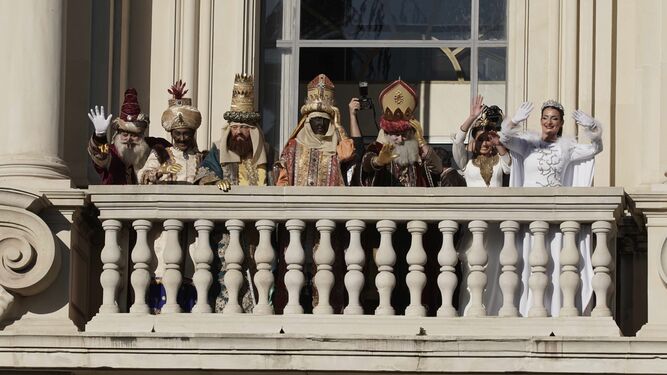 Los Reyes Magos saludan desde el balc&oacute;n del Rectorado.