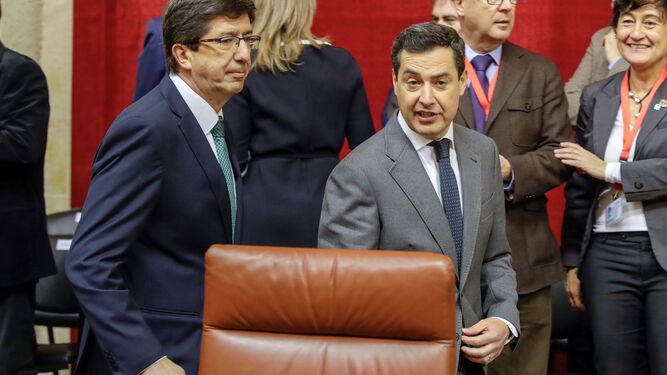 Juan Marín y Juanma Moreno, en el Parlamento.
