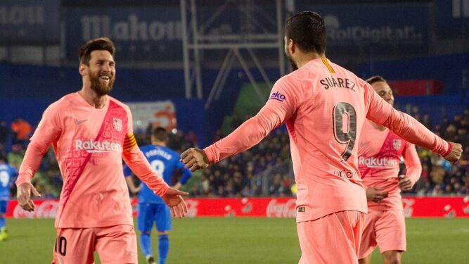 Messi y Suárez celebran el tanto del uruguayo en el Coliseum.
