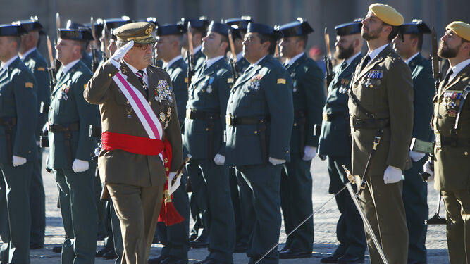 El teniente general Juan Gómez de Salazar en la parada militar celebrada esta mañana en la Plaza de España.