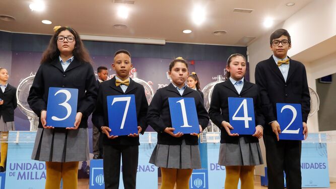 Los niños de San ildelfonso muestran el 37.142, número afortunado con el primer premio del Sorteo del Niño.
