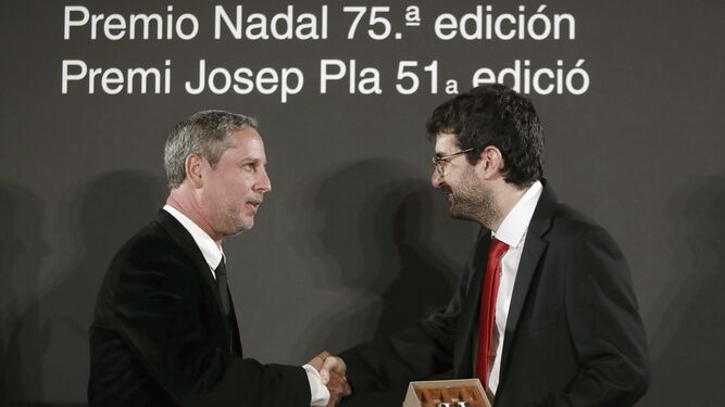 El ganador del premio Nadal, Guillermo Martínez (i), saluda a Marc Artigau, galardonado con el Premio Josep Pla, durante la gala.
