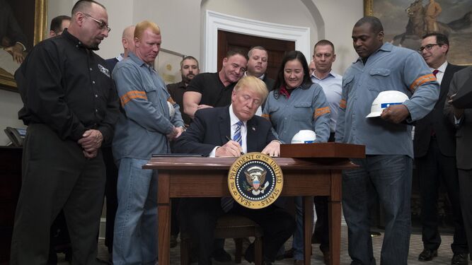Donald Trump firma en Washington los aranceles a los productos del acero el pasado marzo.