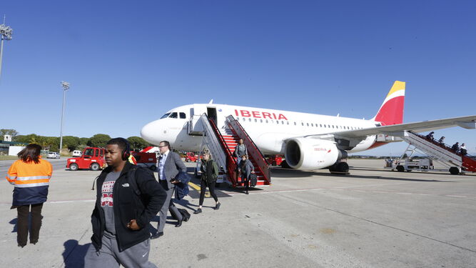 Pasajeros de un vuelo de Iberia  se dirigen a la terminal del aeropuerto de Jerez.