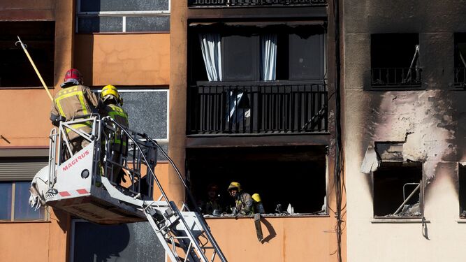 Los Bomberos han logrado controlar el incendio  en un edificio de diez plantas en Badalona.