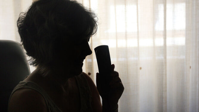 Una voluntaria del servicio atiende una llamada al Teléfono  de la Esperanza.