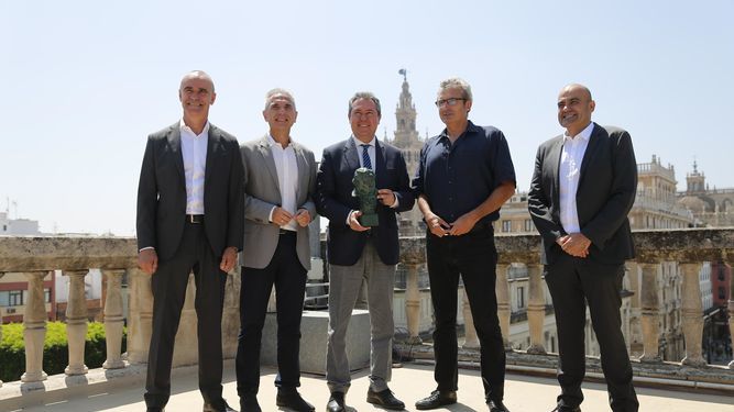 El presidente de la Academia de Cine, Mariano Barroso, segundo por la derecha, en Sevilla.