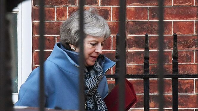 La primera ministra británica, Theresa May, abandonando este martes su residencia de Downing Street.