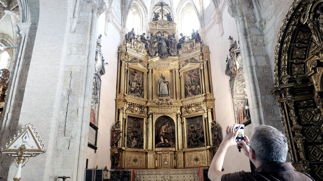 El fastuoso retablo de Martínez Montañés es la joya patrimonial de San Isidoro del Campo.