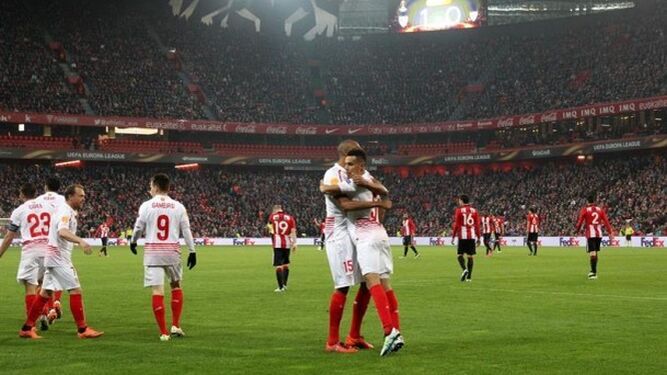 Nzonzi se abraza a Kolodziejczak tras el 1-1 de éste en el Athletic-Sevilla de Liga Europa.