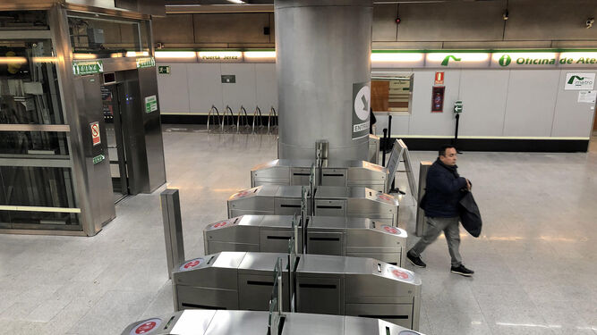 Puertas de acceso para el andén del Metro durante las horas de paro parcial.