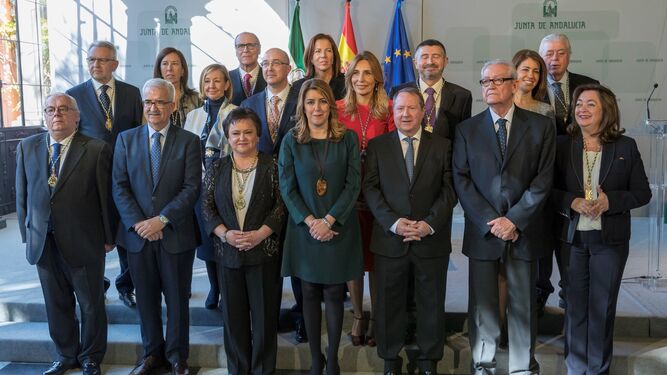 Susana Díaz y Manuel Jiménez Barrios posan con los miembros del Consultivo tras su última renovación en enero de 2018.