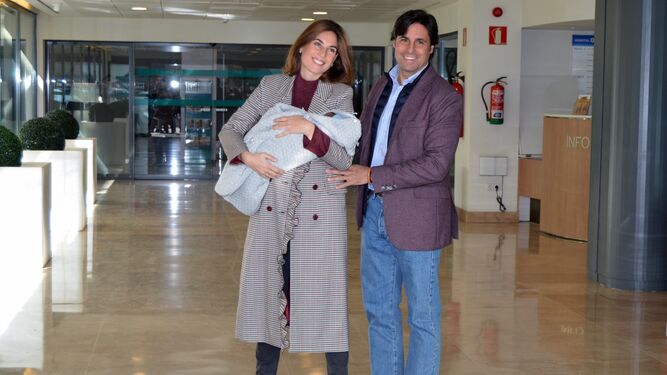 Fran y Lourdes Montes, a la salida del hospital con su hijo.